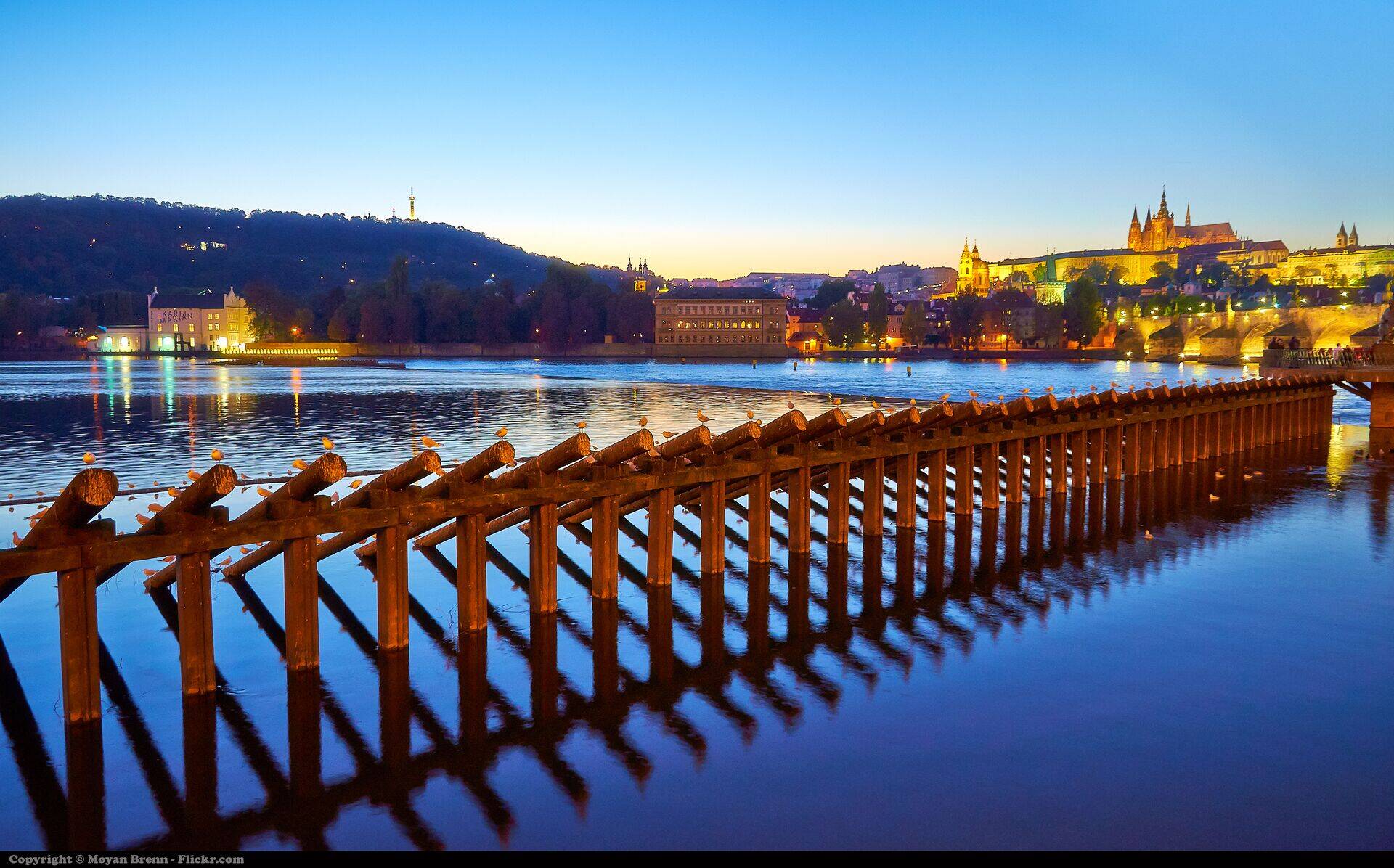 Noční Praha z hladiny Vltavy