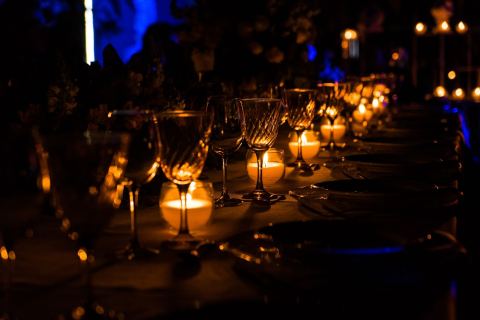Dlouhá tabule se svíčkami připravená na romantickou večeři